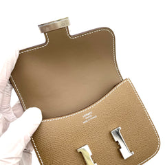 HERMES Etoupe Constance 슬림 지갑 실버 스트랩 및 벨트 부착 가능 HERMES Etoupe Constance 슬림 지갑 실버 스트랩 및 벨트 부착 가능