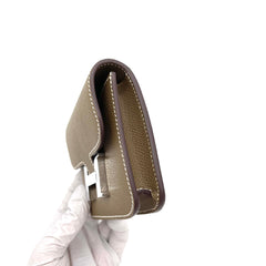 HERMES Etoupe Constance 슬림 지갑 실버 스트랩 및 벨트 부착 가능 HERMES Etoupe Constance 슬림 지갑 실버 스트랩 및 벨트 부착 가능