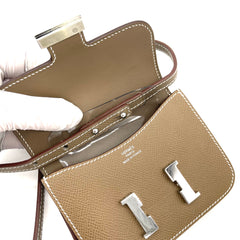 HERMES Etoupe Constance 슬림 지갑 실버 스트랩 및 벨트 부착 가능 HERMES Etoupe Constance 슬림 지갑 실버 스트랩 및 벨트 부착 가능