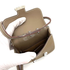 HERMES Etoupe Constance 슬림 지갑 실버 스트랩 및 벨트 부착 가능 HERMES Etoupe Constance 슬림 지갑 실버 스트랩 및 벨트 부착 가능