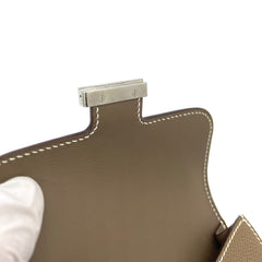 HERMES Etoupe Constance 슬림 지갑 실버 스트랩 및 벨트 부착 가능 HERMES Etoupe Constance 슬림 지갑 실버 스트랩 및 벨트 부착 가능
