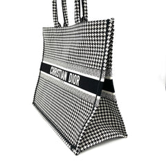 새상품 LARGE DIOR BOOK TOTE 블랙 매크로 하운즈투스 자수 새상품 LARGE DIOR BOOK TOTE 블랙 매크로 하운즈투스 자수