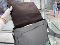 LOUIS VUITTON Taiga Roman MM Messenger Glacier LOUIS VUITTON Taiga Roman MM Messenger Glacier