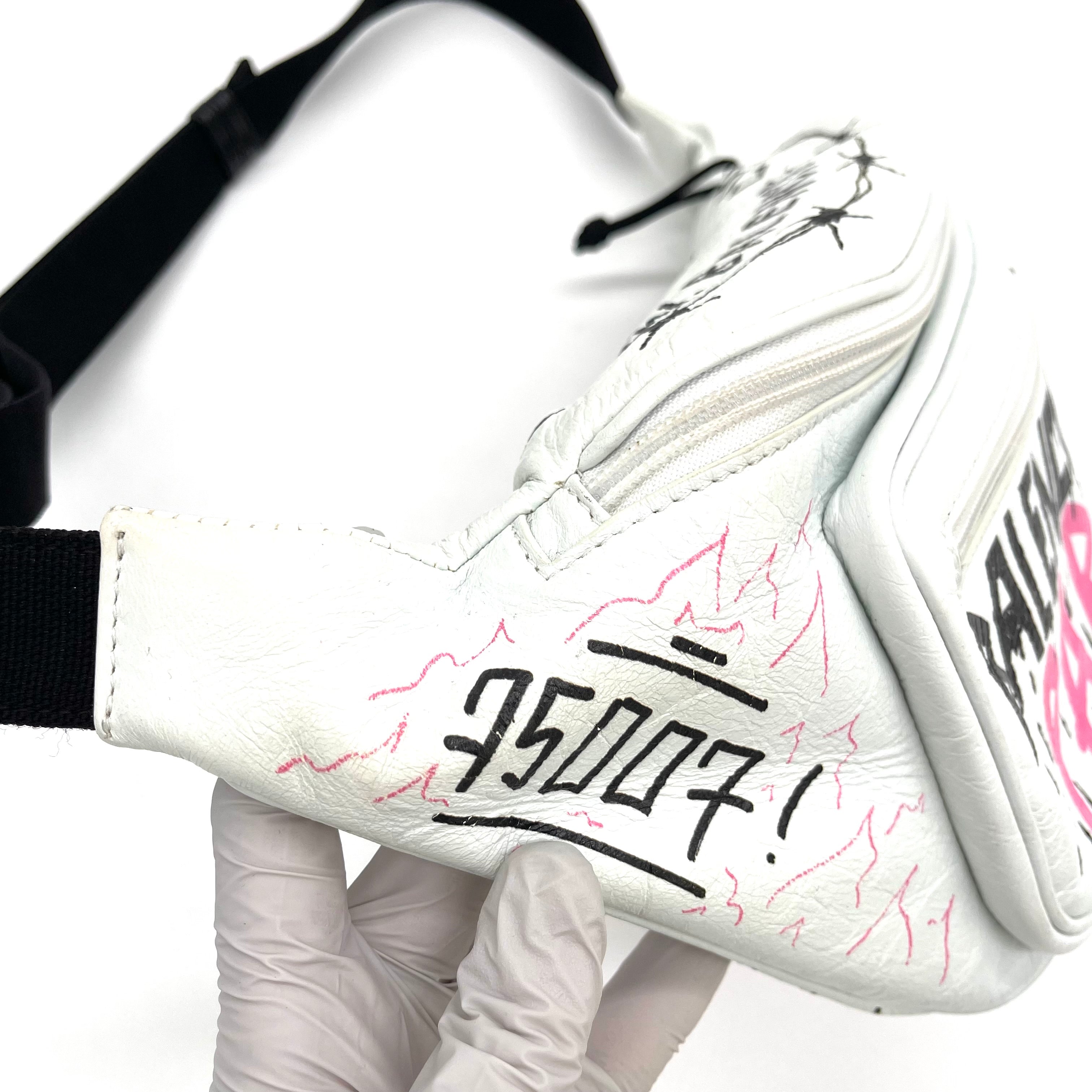 Balenciaga Graffiti-Print Belt Bag in White Leather ref.691952 - Joli Closet