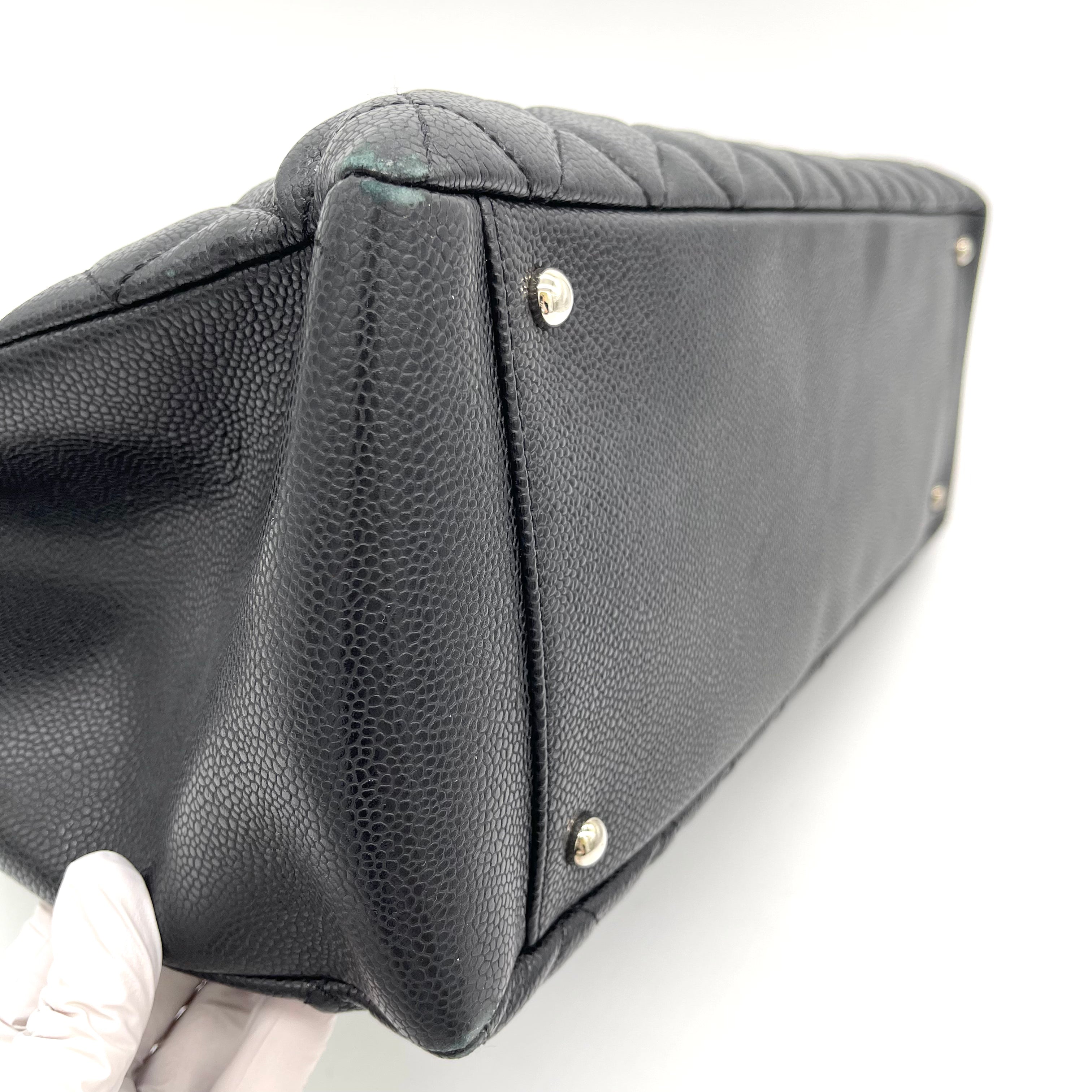 chanel quilted leather shoulder bag