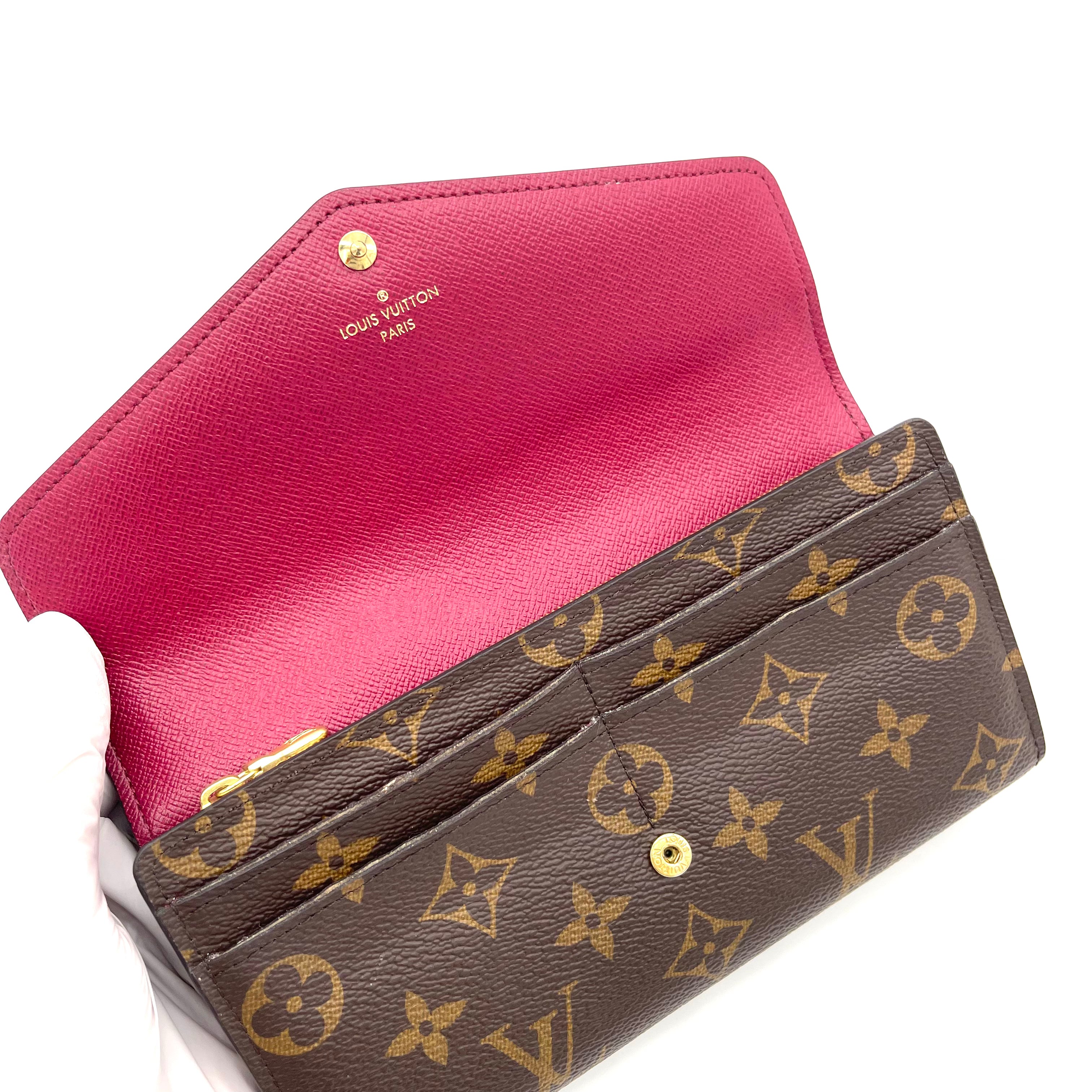 Louis Vuitton Sarah Wallet in Monogram and Fuchsia. LOVE how neat and  organized this wallet is! There are 16 credit card slo…