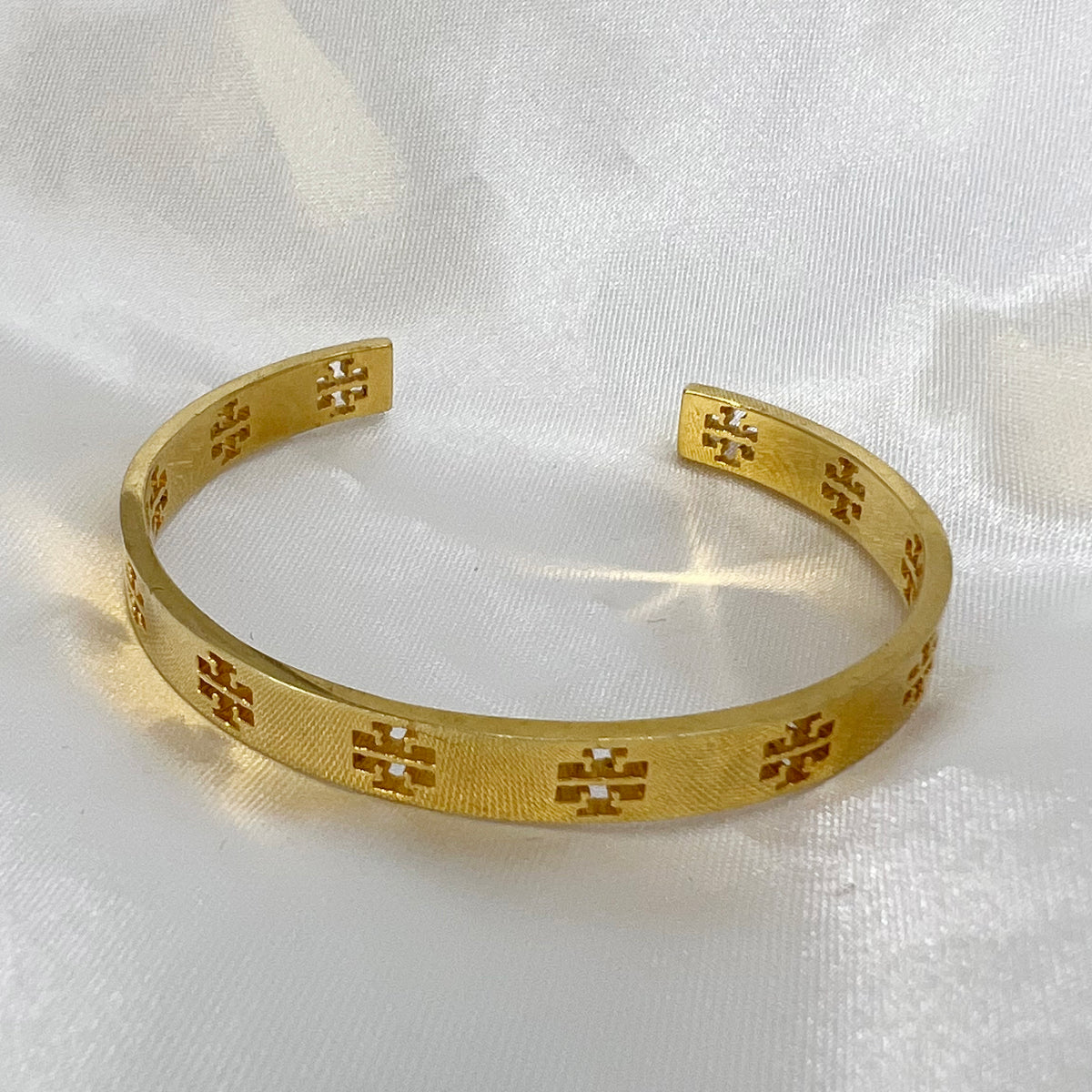 정품 TORY BURCH 피어싱 로고 커프 팔찌 슬립온 스타일 골드 톤 도금 보장