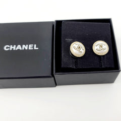 CHANEL 라운드 CC 펄 골드 귀걸이