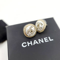 CHANEL 라운드 CC 펄 골드 귀걸이