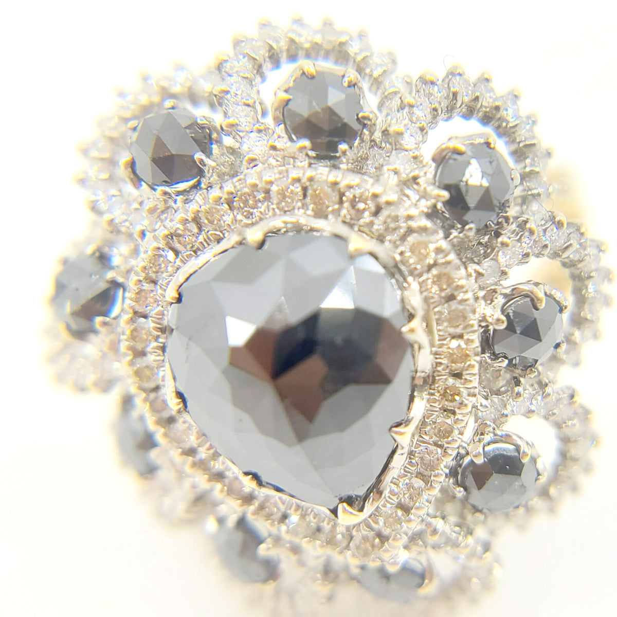Disposal of this ring as a dumping sale (18k gold, Natural diamonds, black spinel stone) Cost of production Over $3,000.00