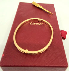 일련 번호 HSE526 러브 팔찌, 스몰 모델, 파베드 옐로우 골드, 다이아몬드 공식 Cariter 가격 $27,400.00 + 판매세