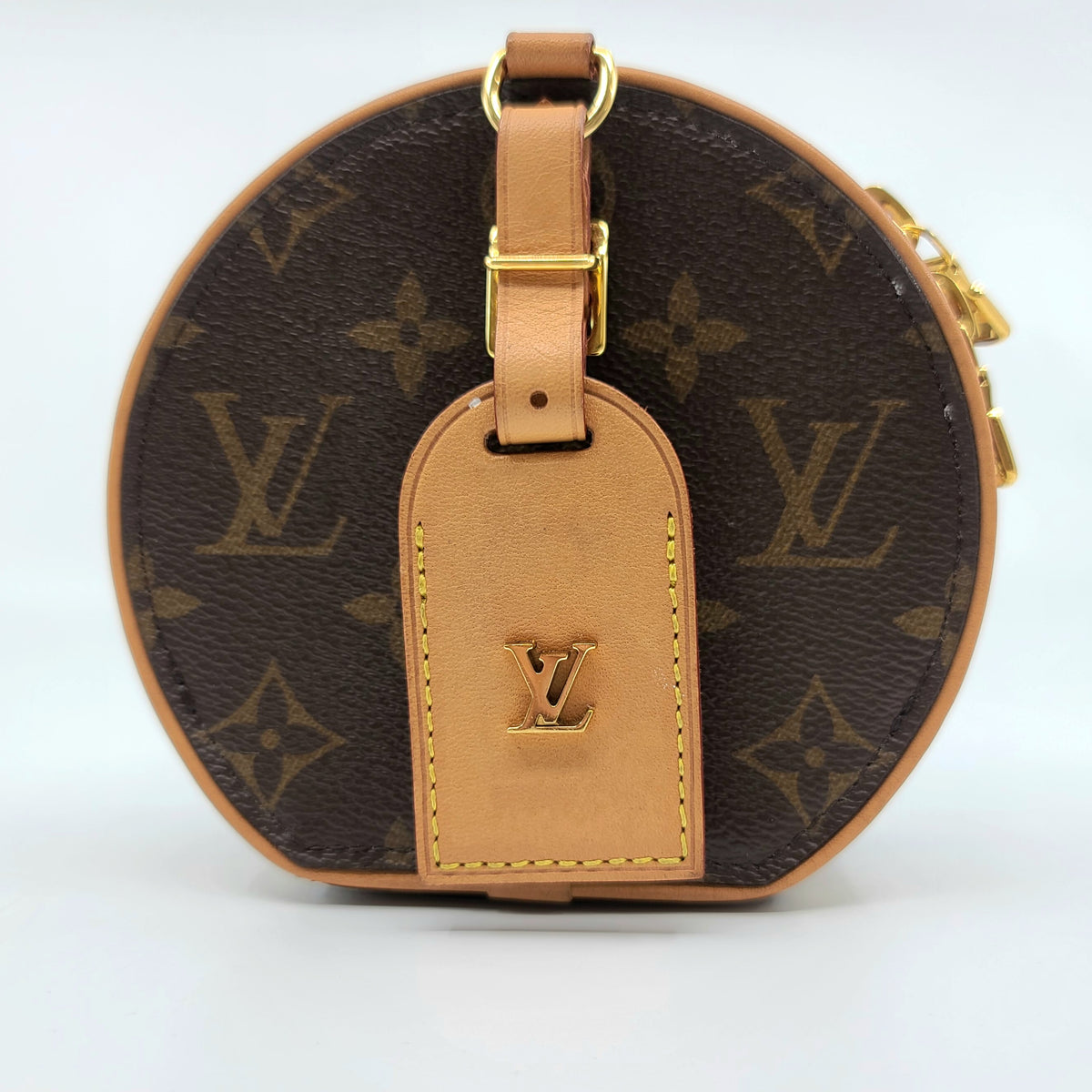 Round handles with a chrome leather - like on a vuitton bag - How