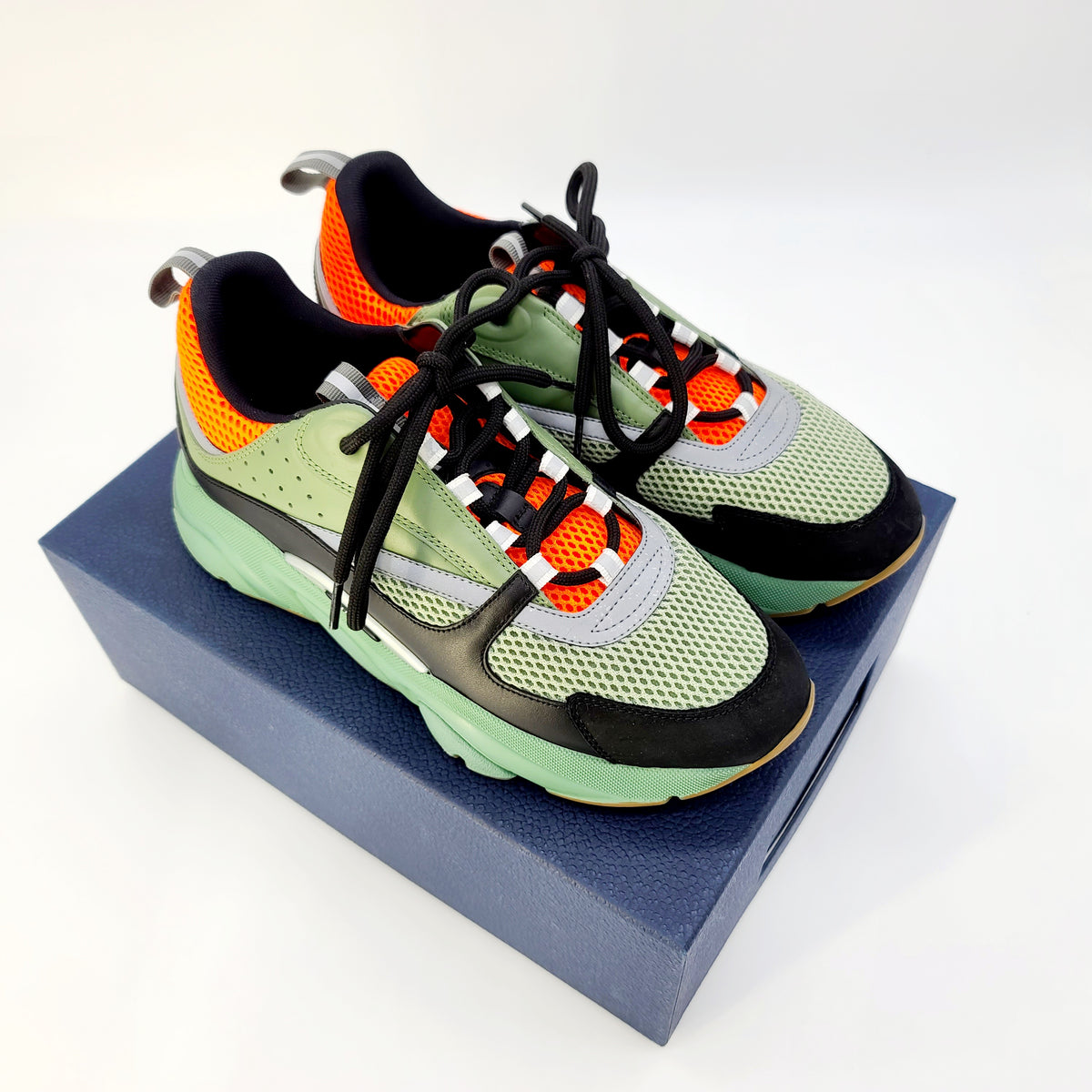 DIOR B22 SNEAKER 오렌지 &amp; 올리브 테크니컬 메시, 올리브 &amp; 블랙 부드러운 송아지 가죽 참고: 3SN231YKC_H662