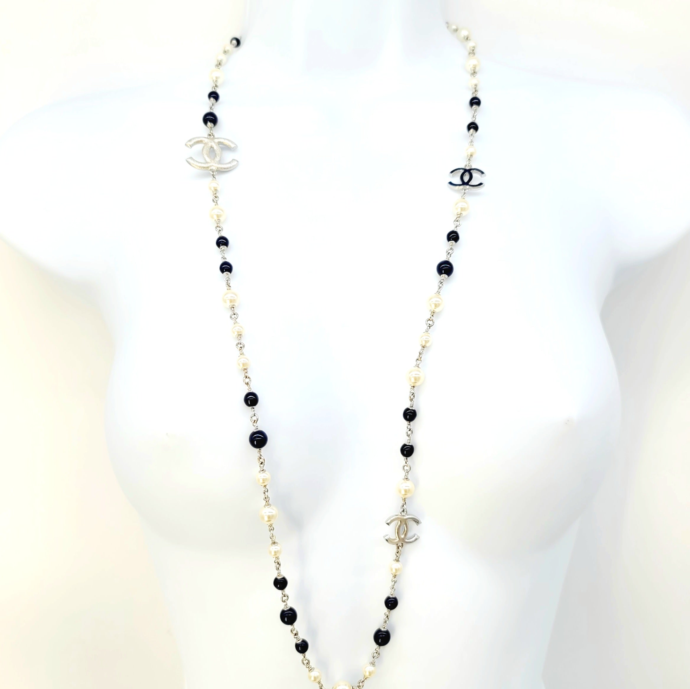 Chanel black white pearl with Logo necklace