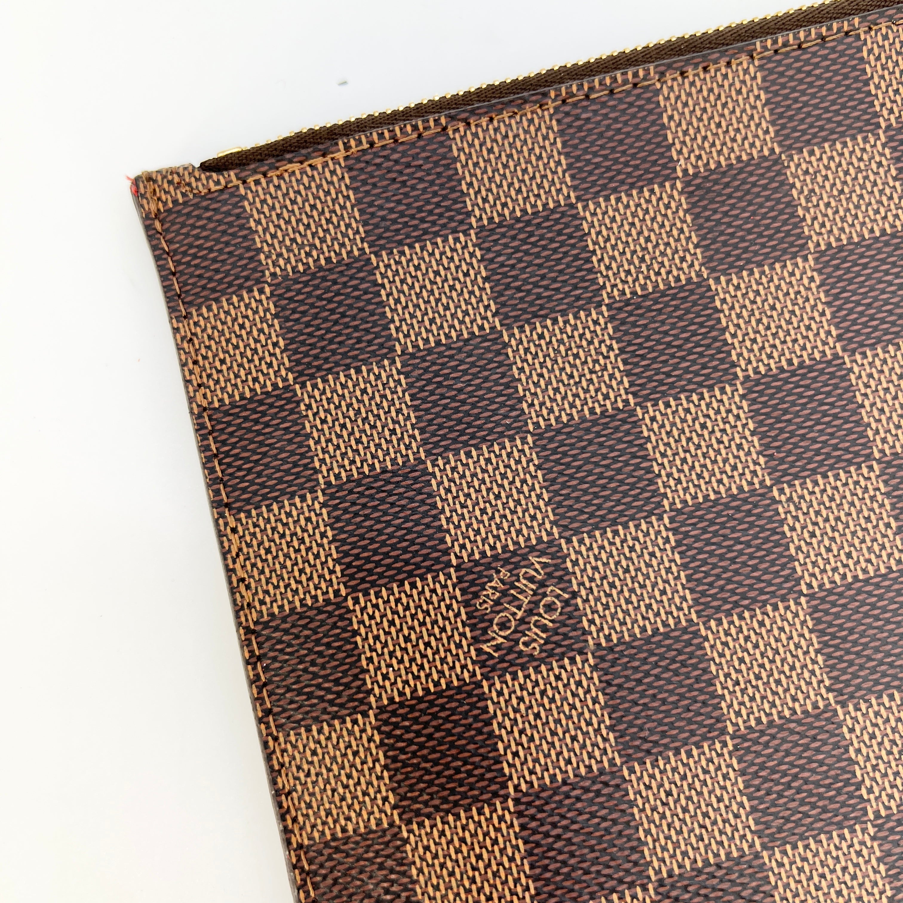 Louis Vuitton makeup bag in ebene checkered coated canvas, En très bon état  Brown Leather Cloth ref.200190 - Joli Closet
