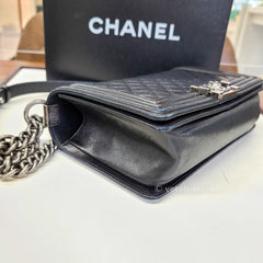CHANEL 양가죽 퀼팅 미디엄 보이 플랩 블랙