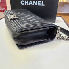 CHANEL 양가죽 퀼팅 미디엄 보이 플랩 블랙