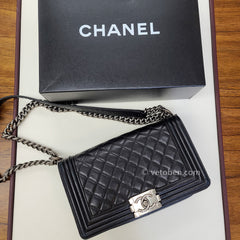 CHANEL 양가죽 퀼팅 미디엄 보이 플랩 블랙