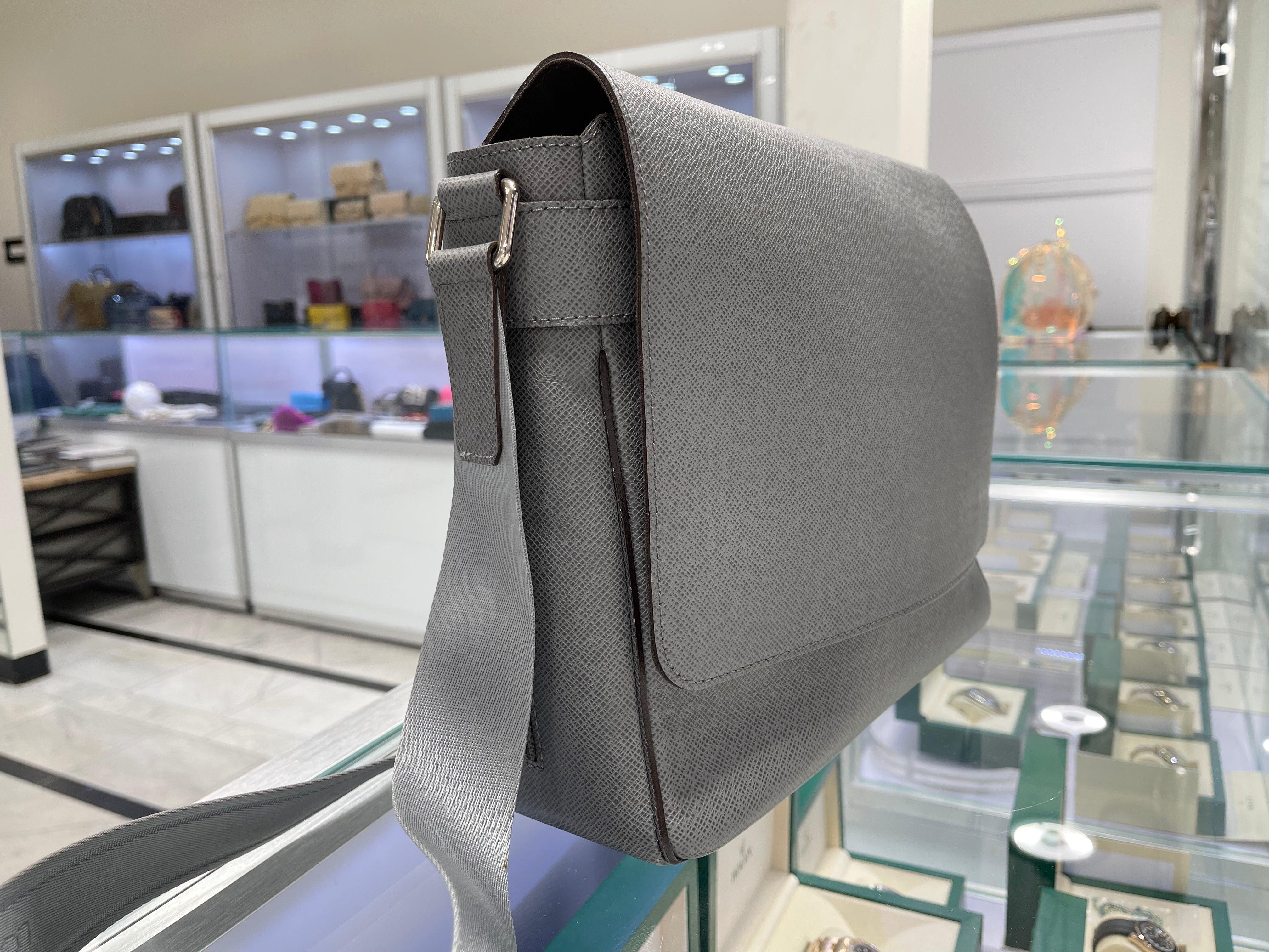 District PM Messenger Bag - Luxury Taiga Leather Grey