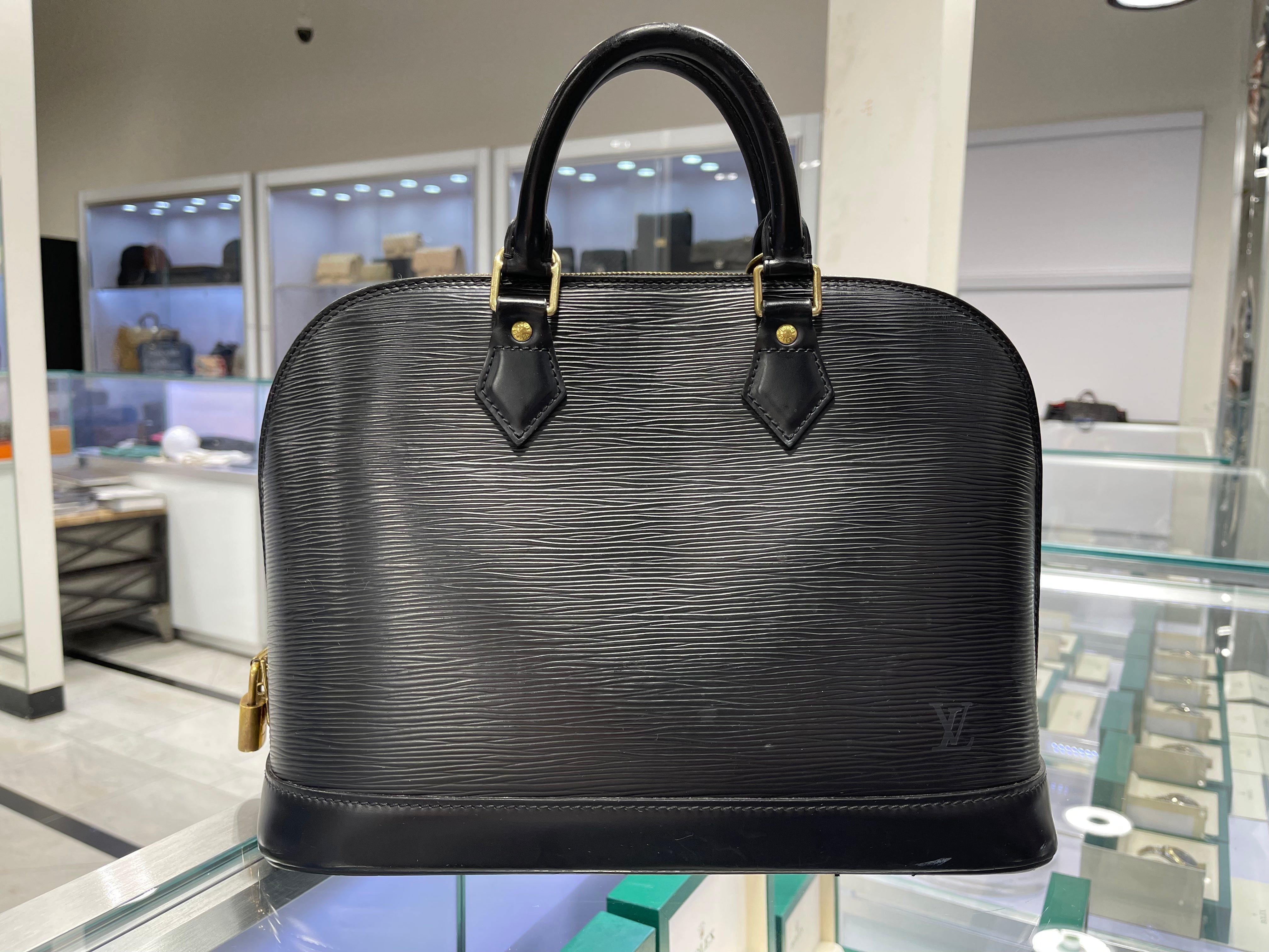 Alma bb leather handbag Louis Vuitton Black in Leather - 37092785
