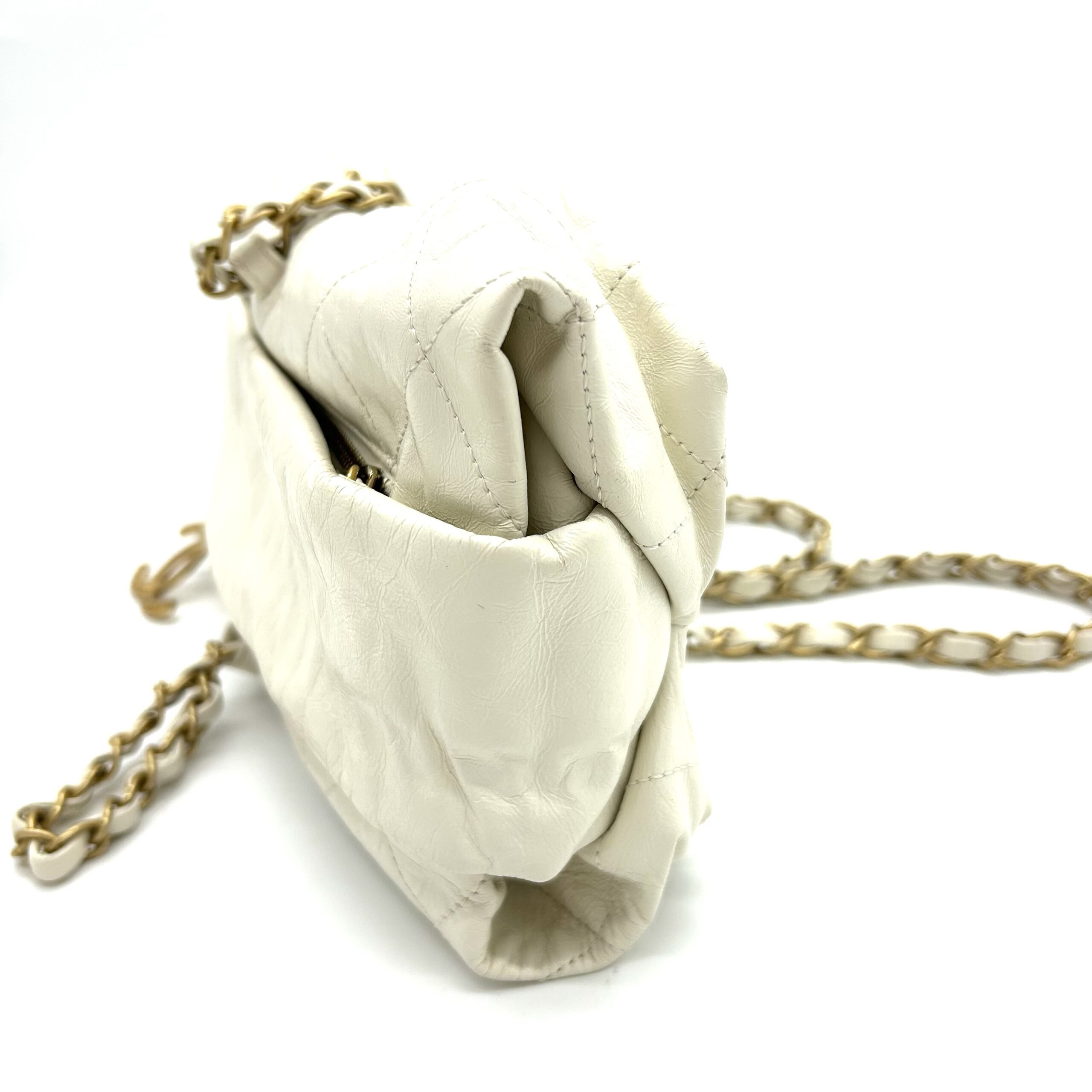 Chanel White Quilted Leather Shoulder Bag with Oversized Gold CC Charm - Image 2