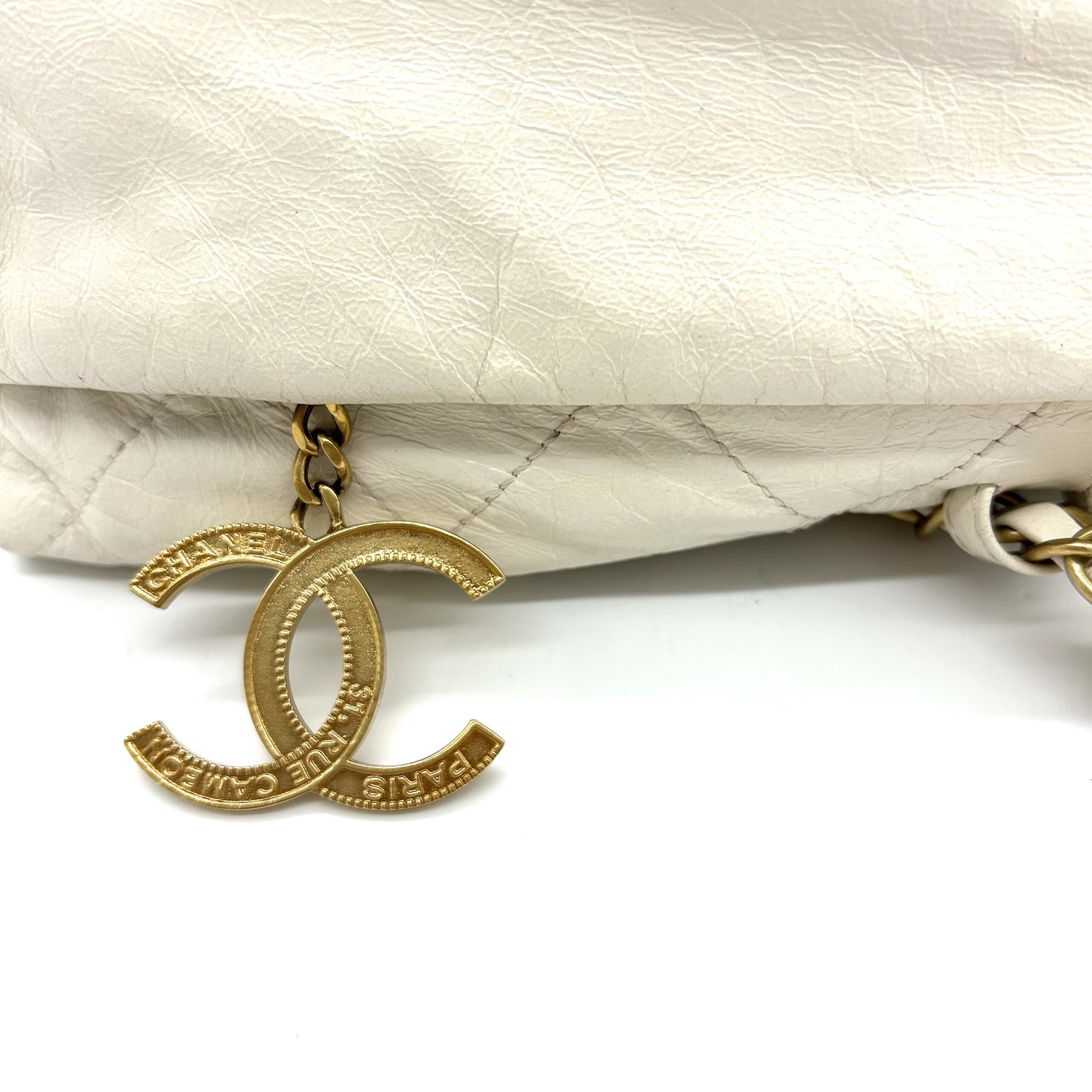 Chanel White Quilted Leather Shoulder Bag with Oversized Gold CC Charm - Image 5