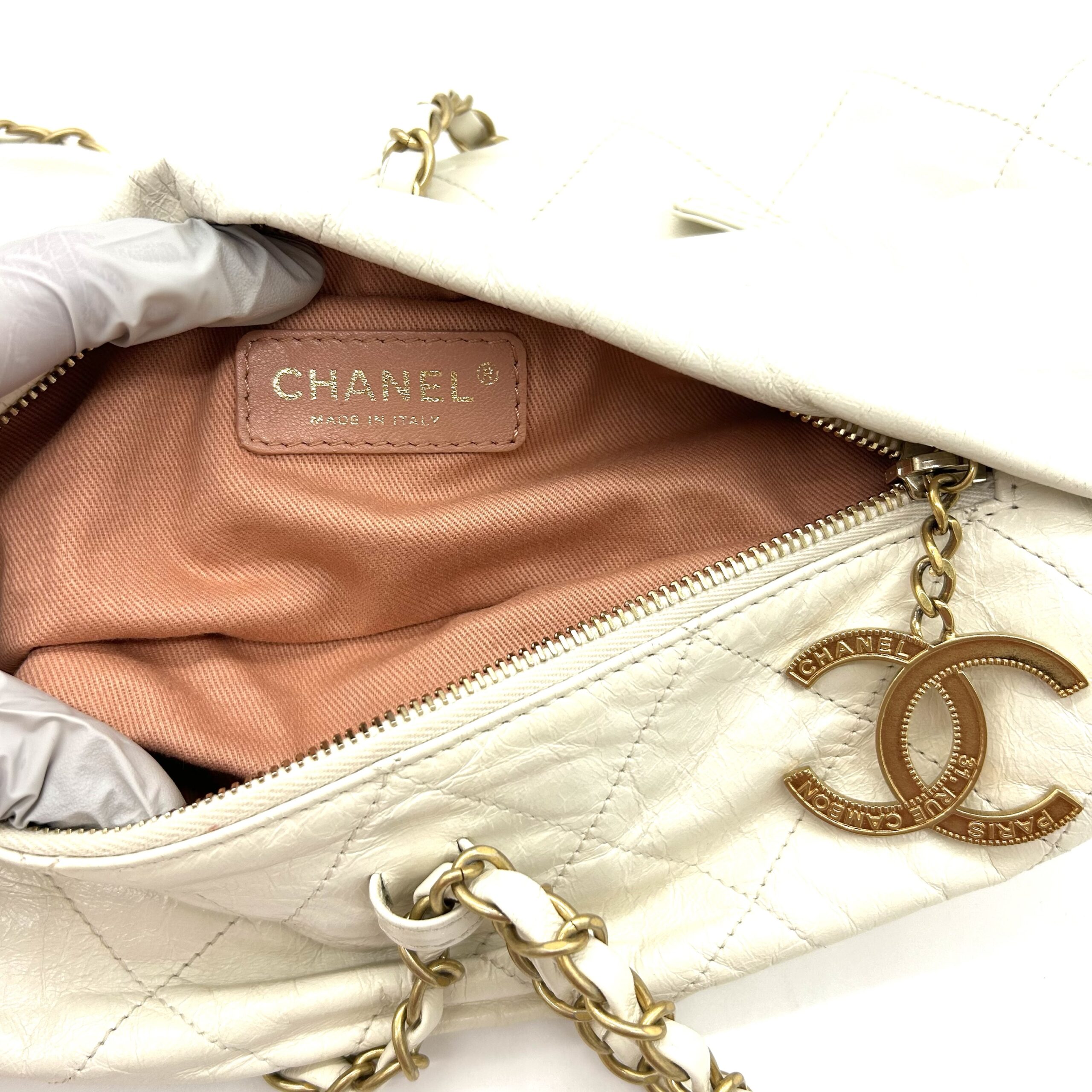 Chanel White Quilted Leather Shoulder Bag with Oversized Gold CC Charm - Image 7