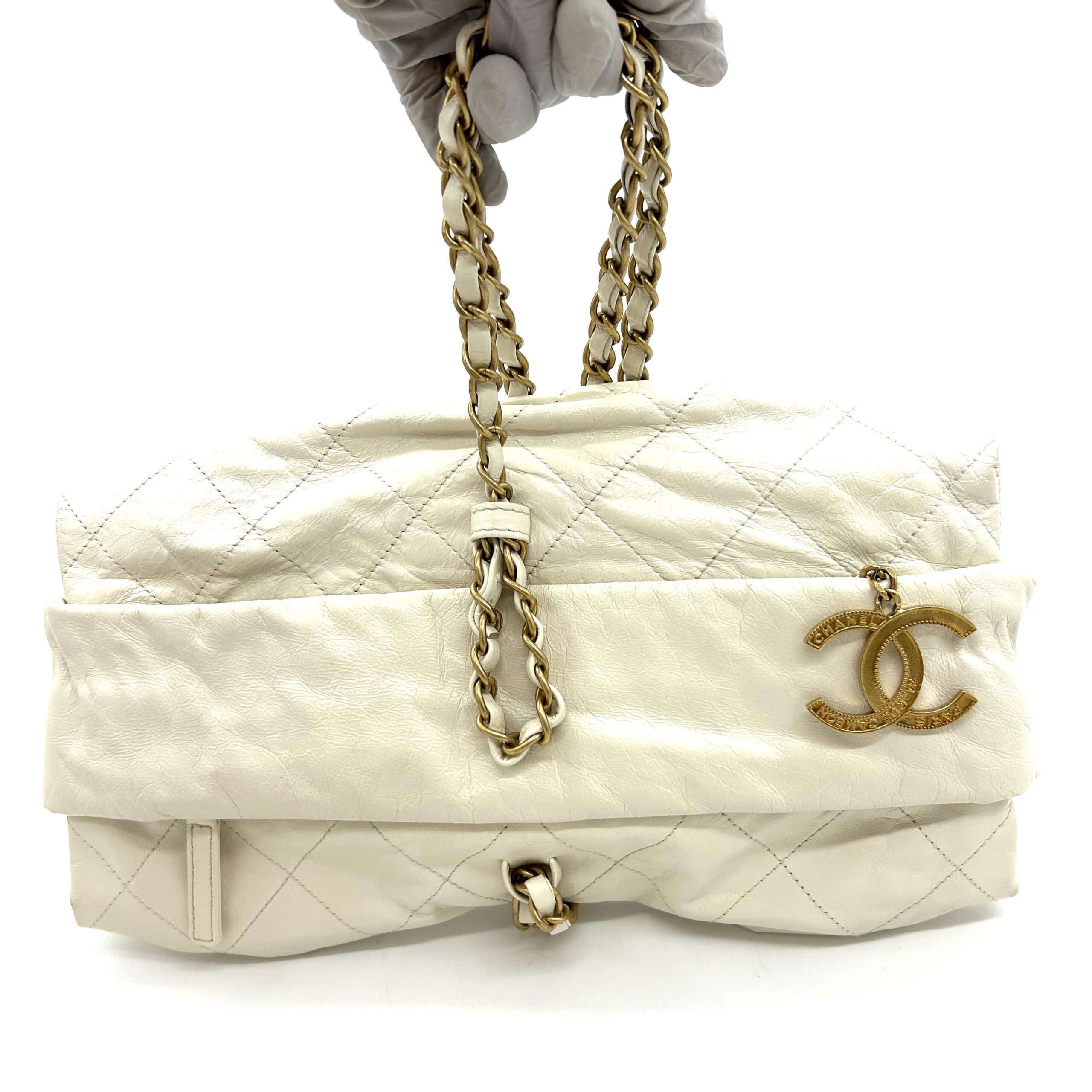 Chanel White Quilted Leather Shoulder Bag with Oversized Gold CC Charm - Image 9