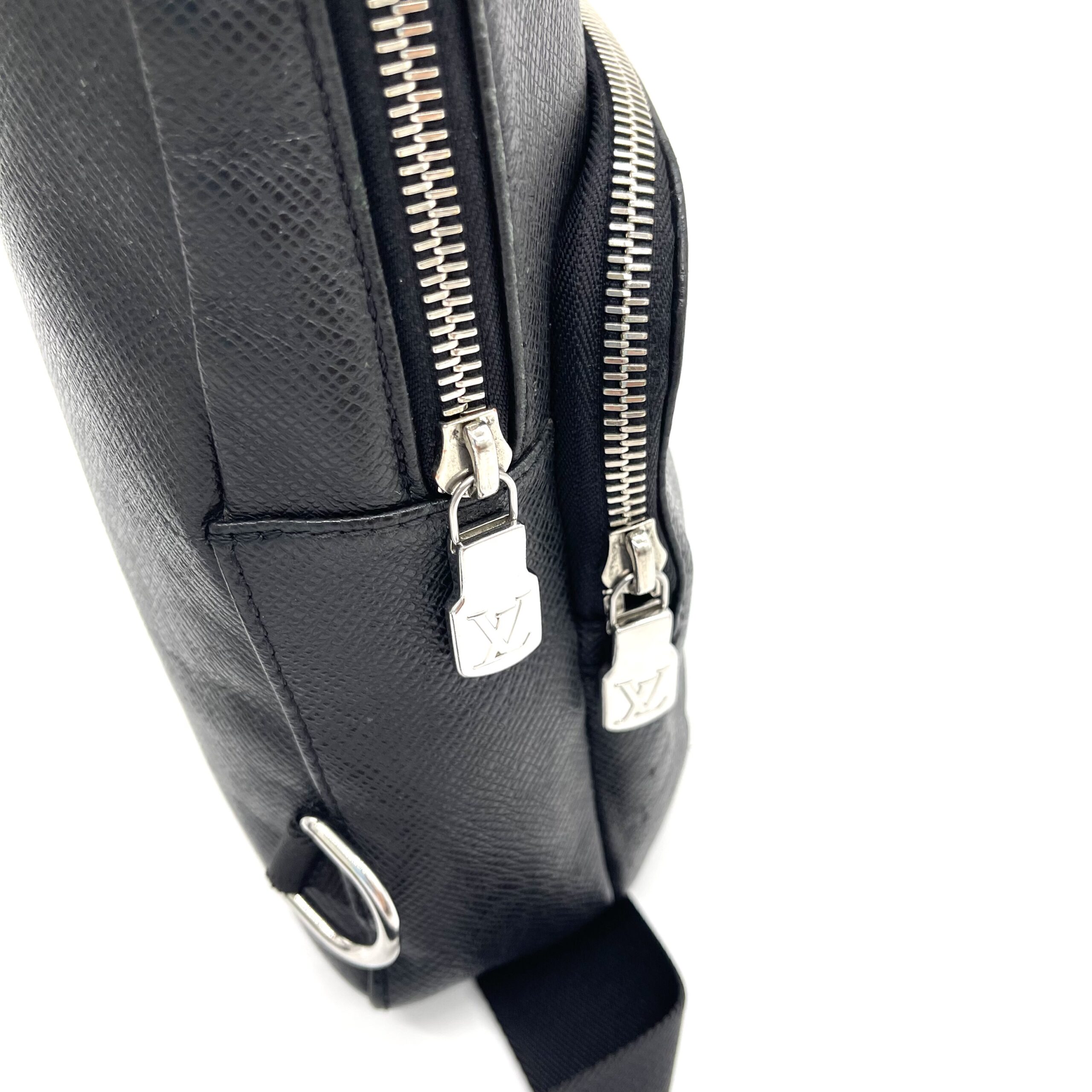 🔥 Louis Vuitton Taiga Leather Crossbody Bag | FlashDrop $280 photo 3 of 5