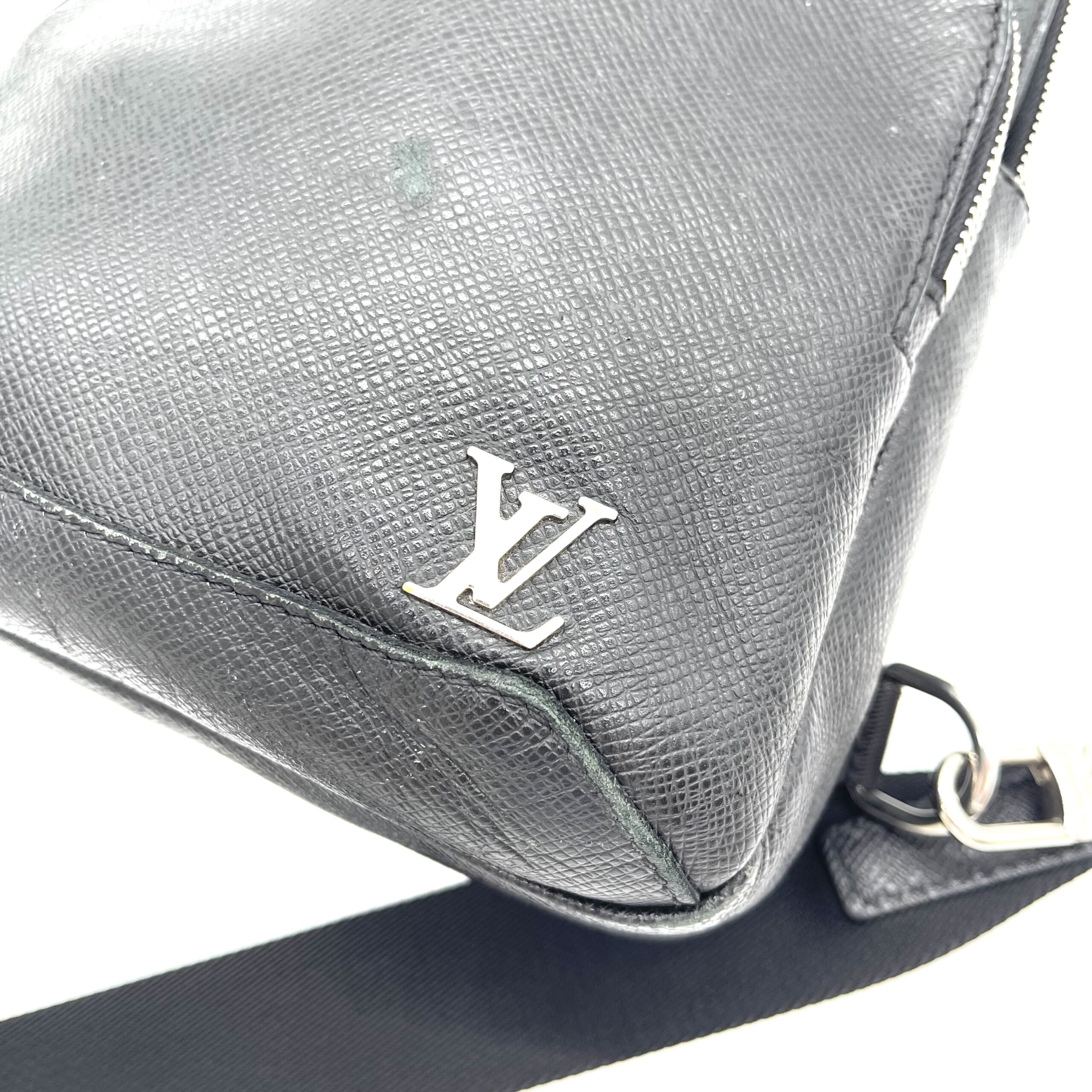 🔥 Louis Vuitton Taiga Leather Crossbody Bag | FlashDrop $280 photo 4 of 5