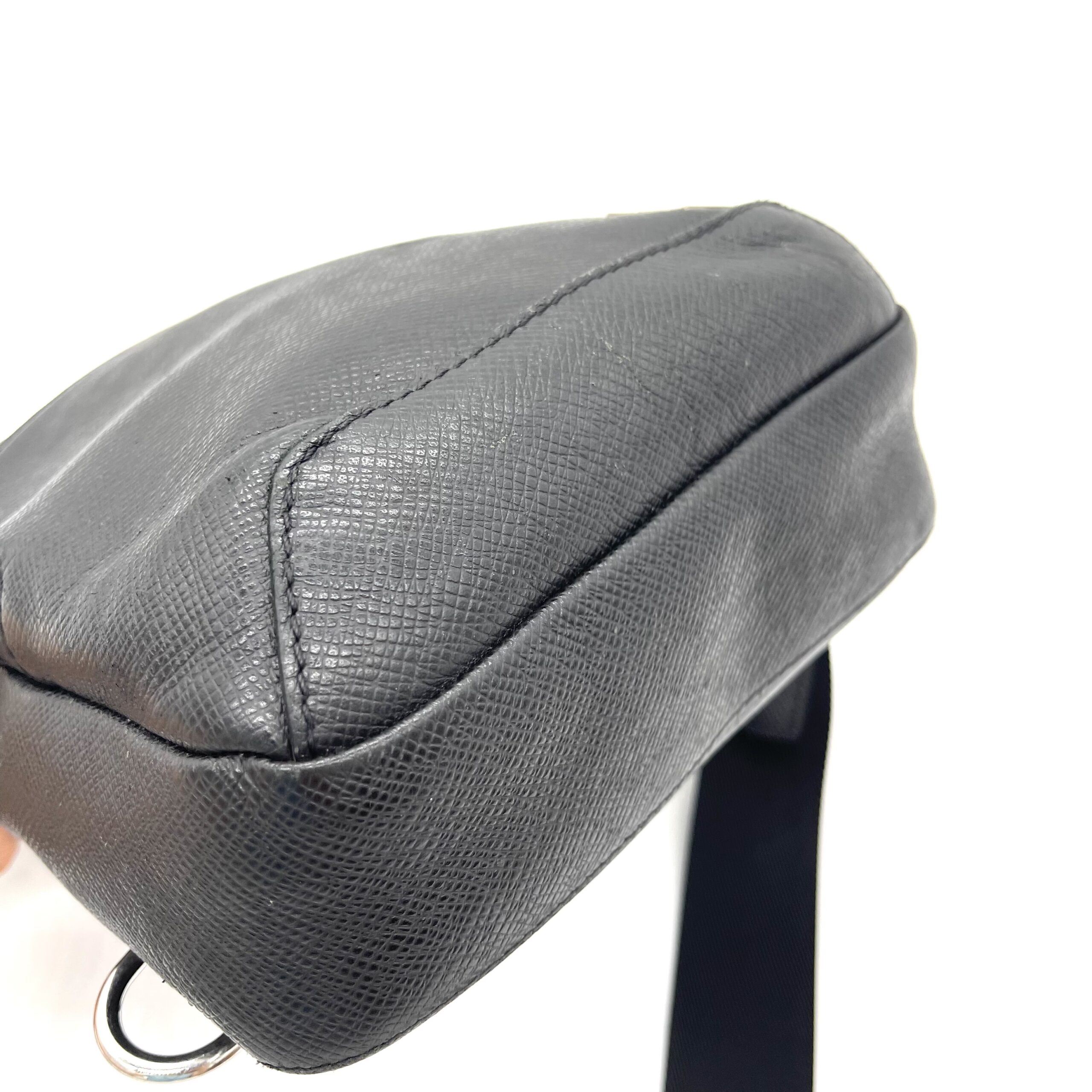 🔥 Louis Vuitton Taiga Leather Crossbody Bag | FlashDrop $280 photo 5 of 5