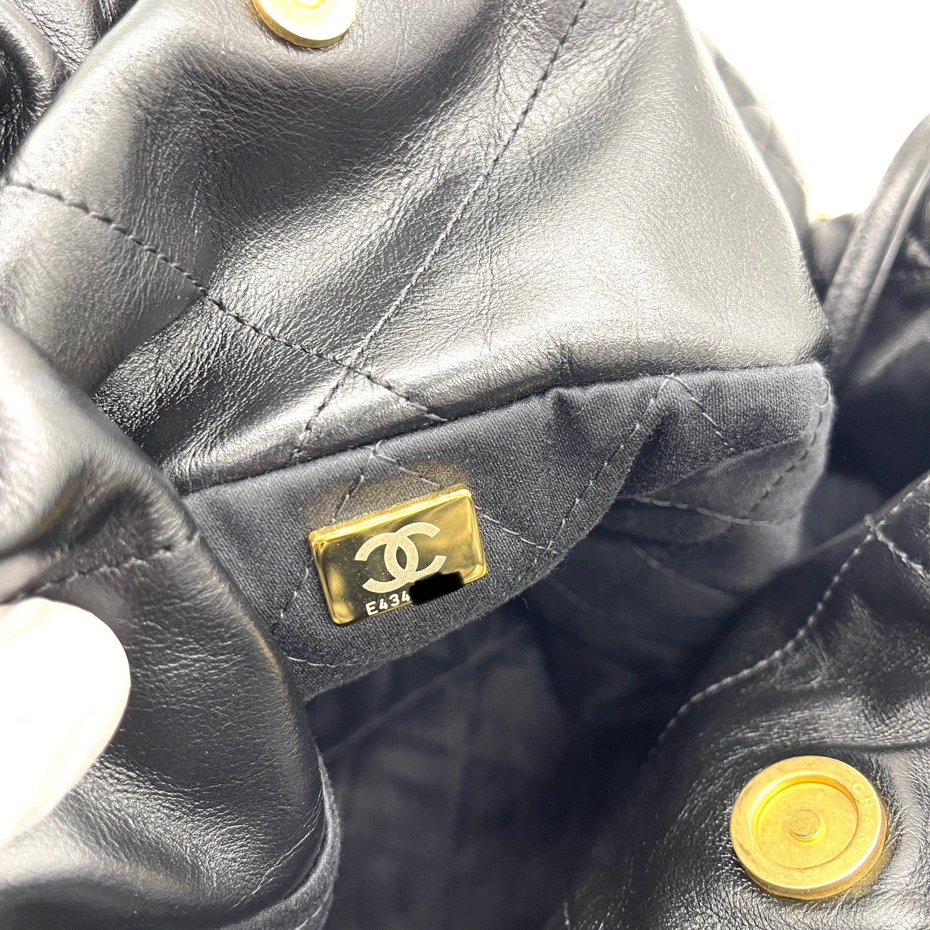 CHANEL Shiny Calfskin Quilted Chanel 22 Bag Medium Black