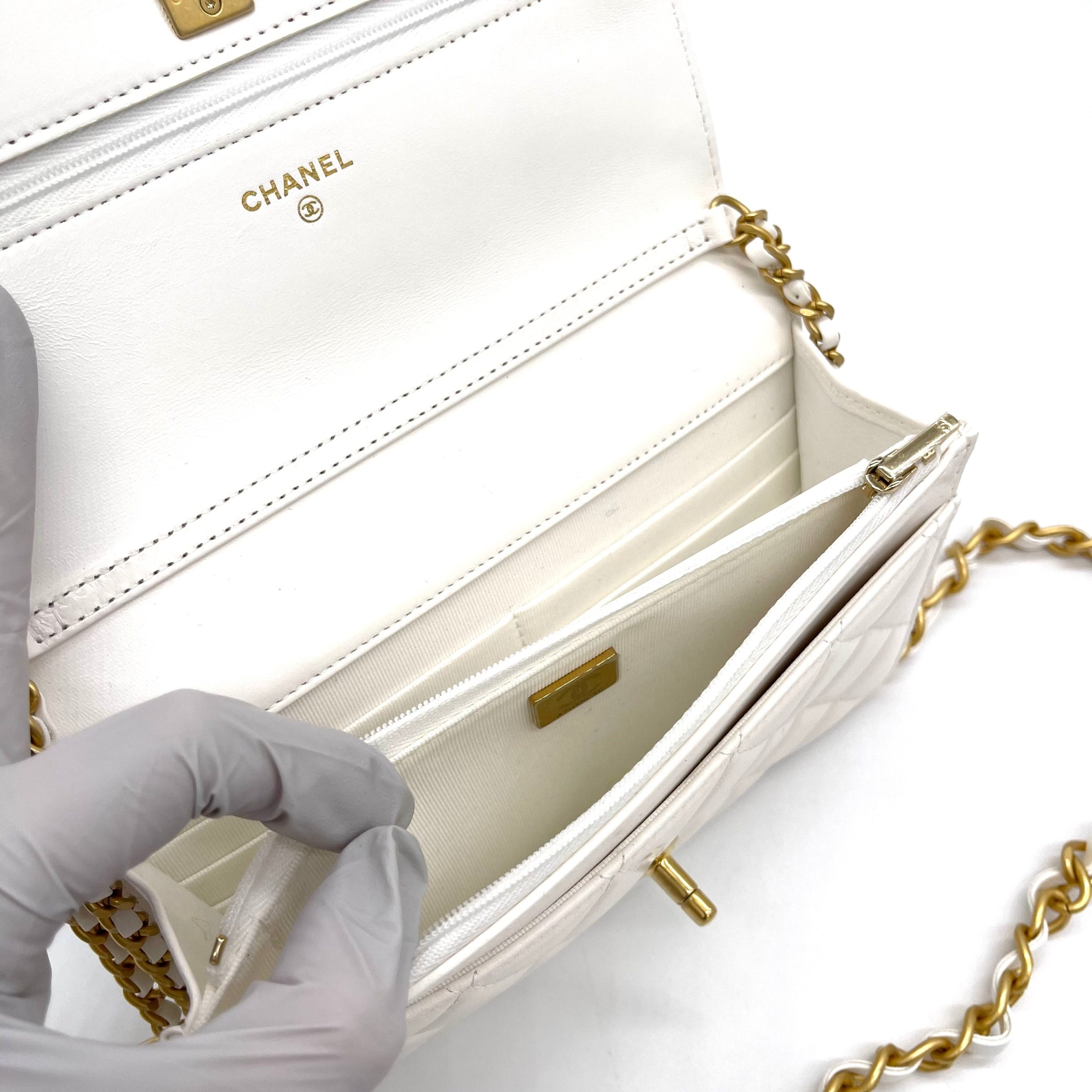 [NEW]CHANEL WALLET ON CHAIN
Shiny Crumpled Calfskin Resin&Gold Metal White