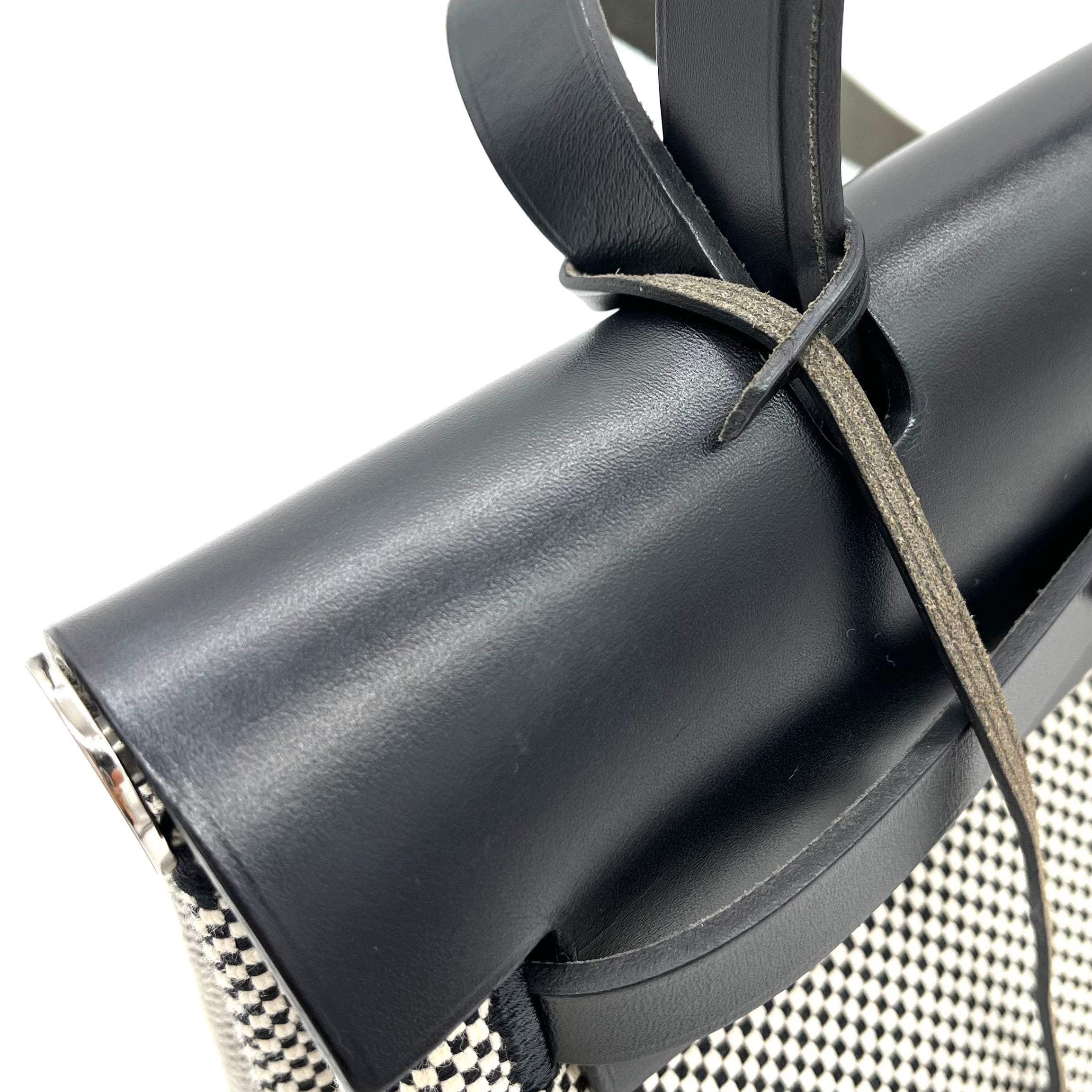 HERMES Vache Hunter Criss Viking Herbag Zip Retourne 31 PM Ecru Black