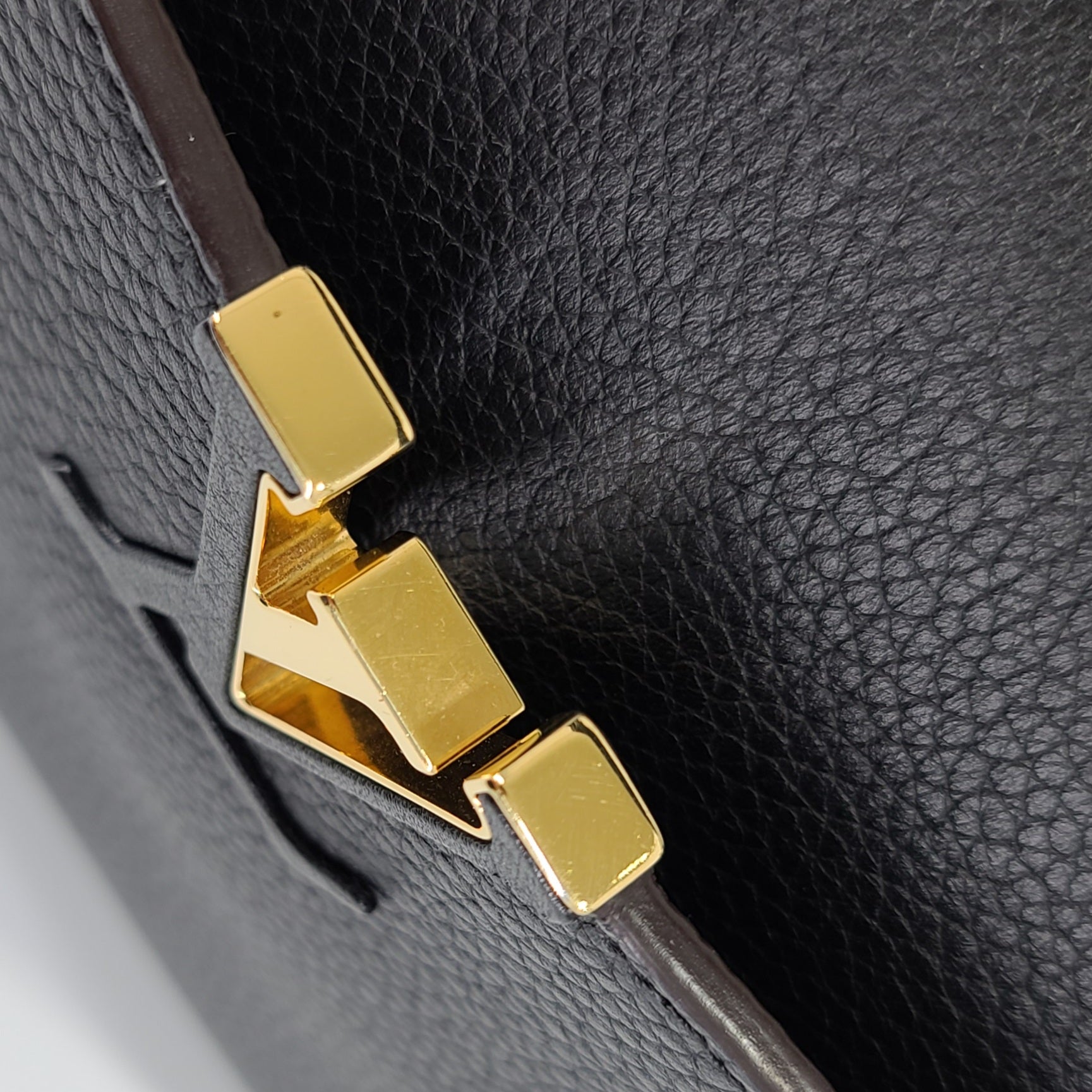 Almost Brand New Louis Vuitton Capucines BB shoulder bag leather Gold hardware. Super luxurious, comes with dustbag, removable strap and box.