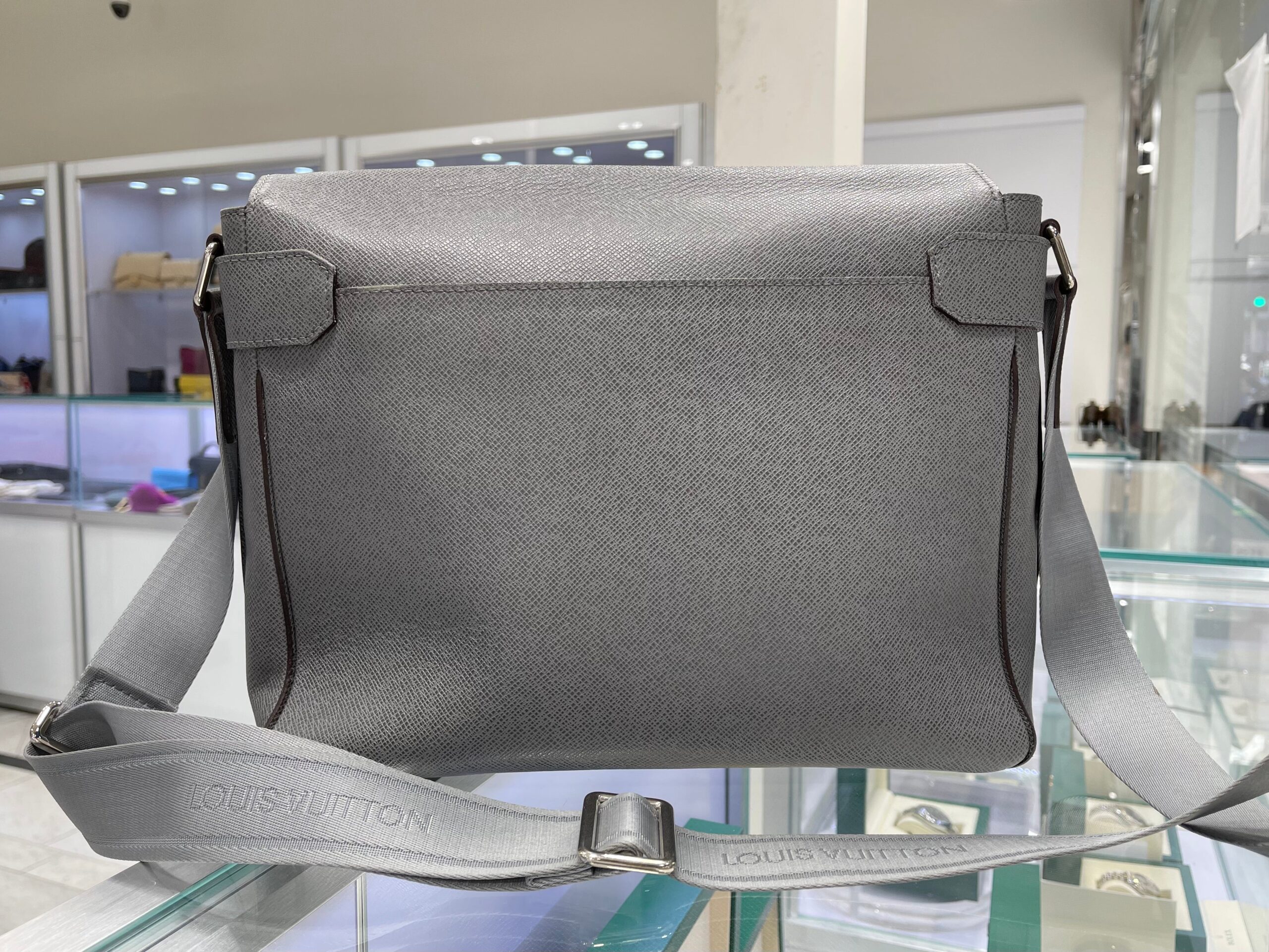 LOUIS VUITTON Taiga Roman MM Messenger Glacier