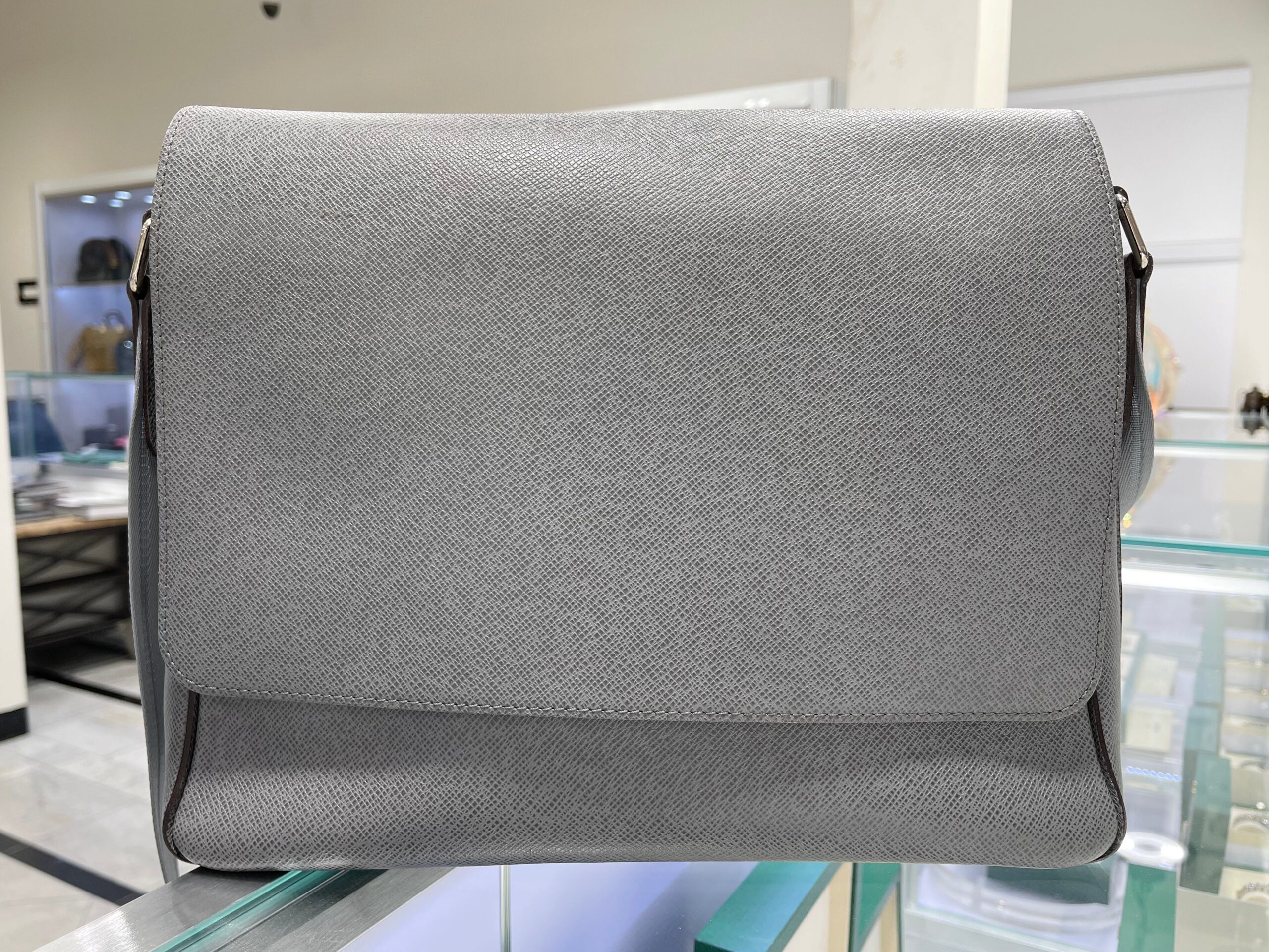 LOUIS VUITTON Taiga Roman MM Messenger Glacier